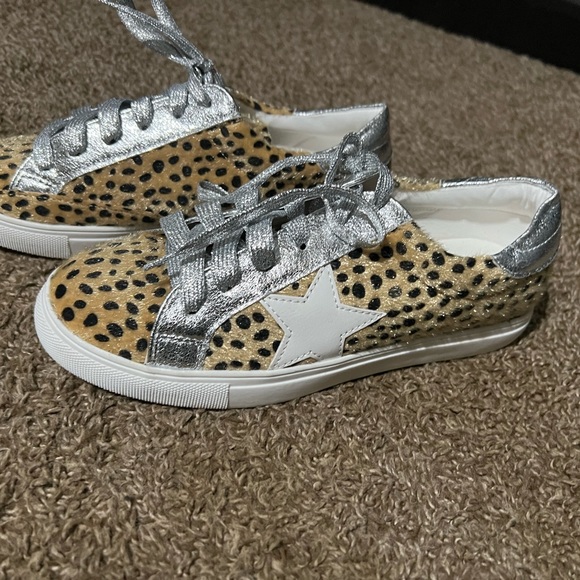 Shoes - Picture 1 of 4